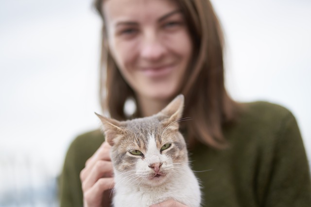 žena s kočkou